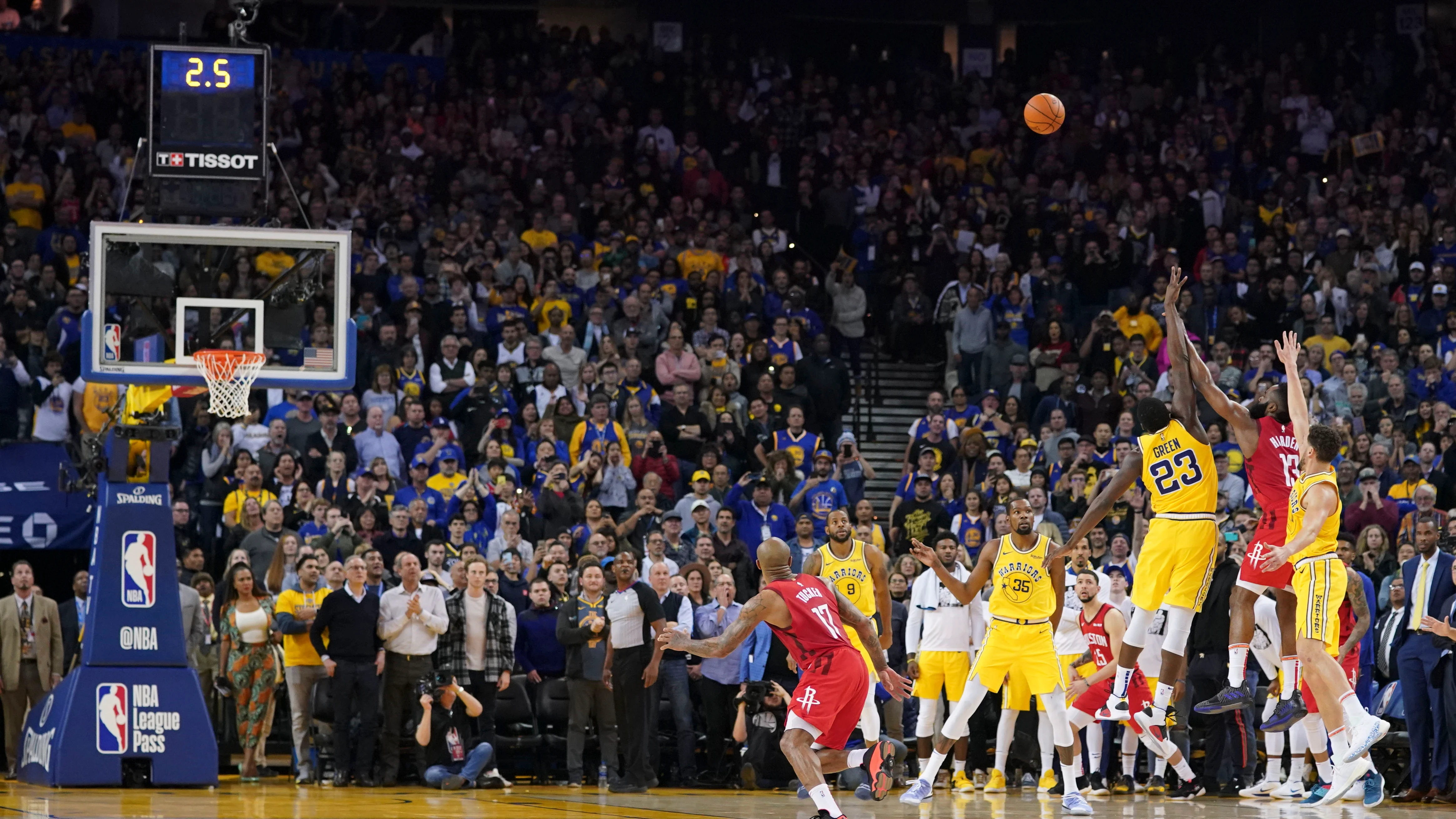 James Harden anotando el triple que dio la victoria a los Houston Rockets