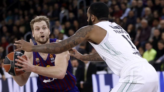 Blazic intenta pasar el balón en el partido ante el Darussafaka Blazic intenta pasar el balón en el partido ante el Darussafaka