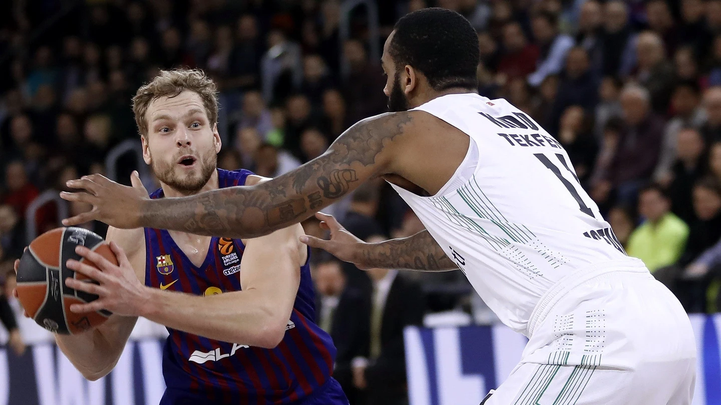 Blazic intenta pasar el balón en el partido ante el Darussafaka Blazic intenta pasar el balón en el partido ante el Darussafaka