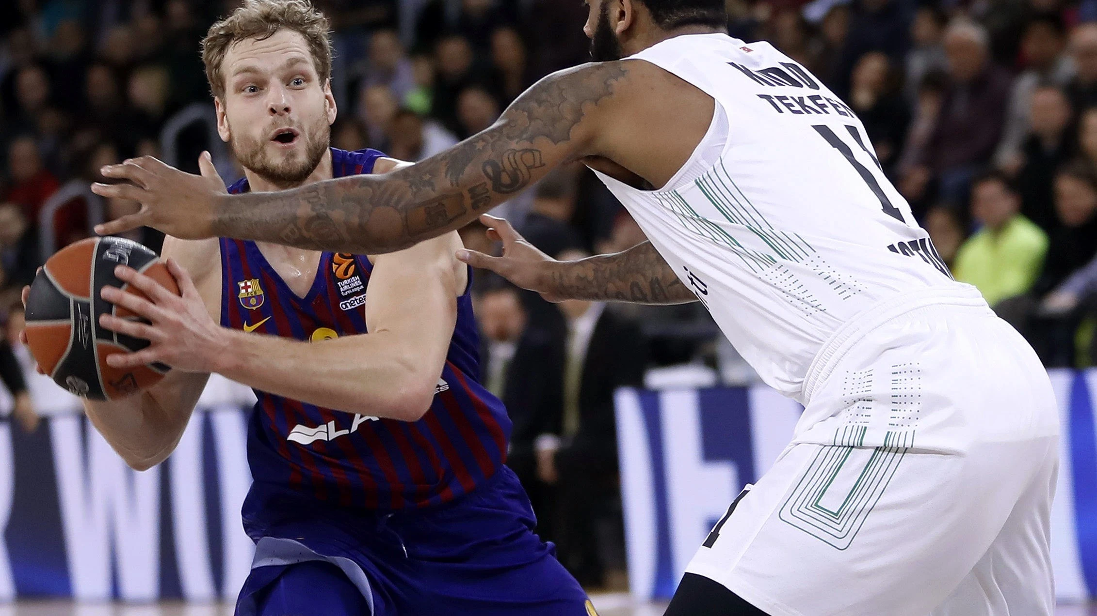 Blazic intenta pasar el balón en el partido ante el Darussafaka