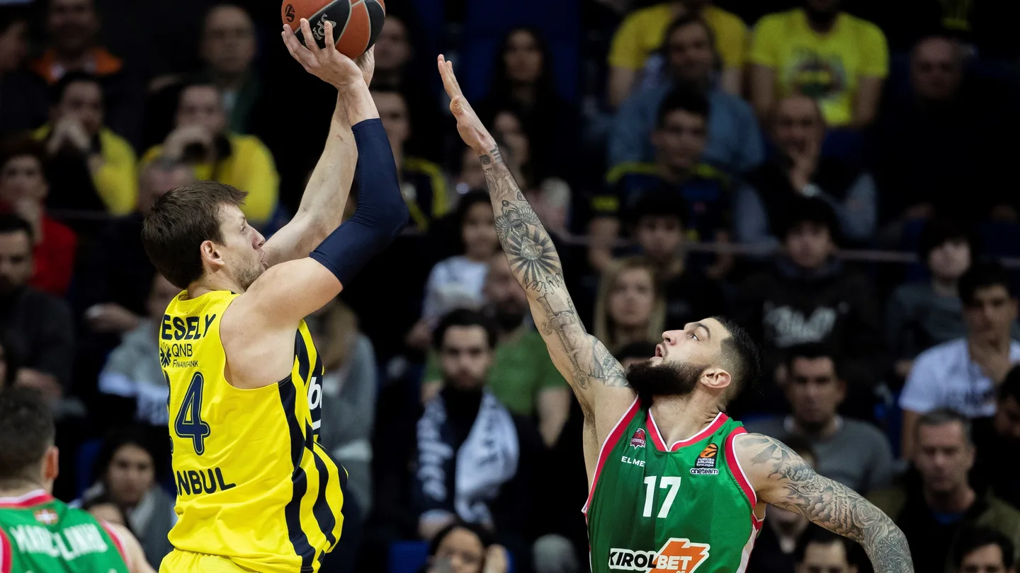 Poirier intenta anotar ante la defensa de Vesely Poirier intenta anotar ante la defensa de Vesely