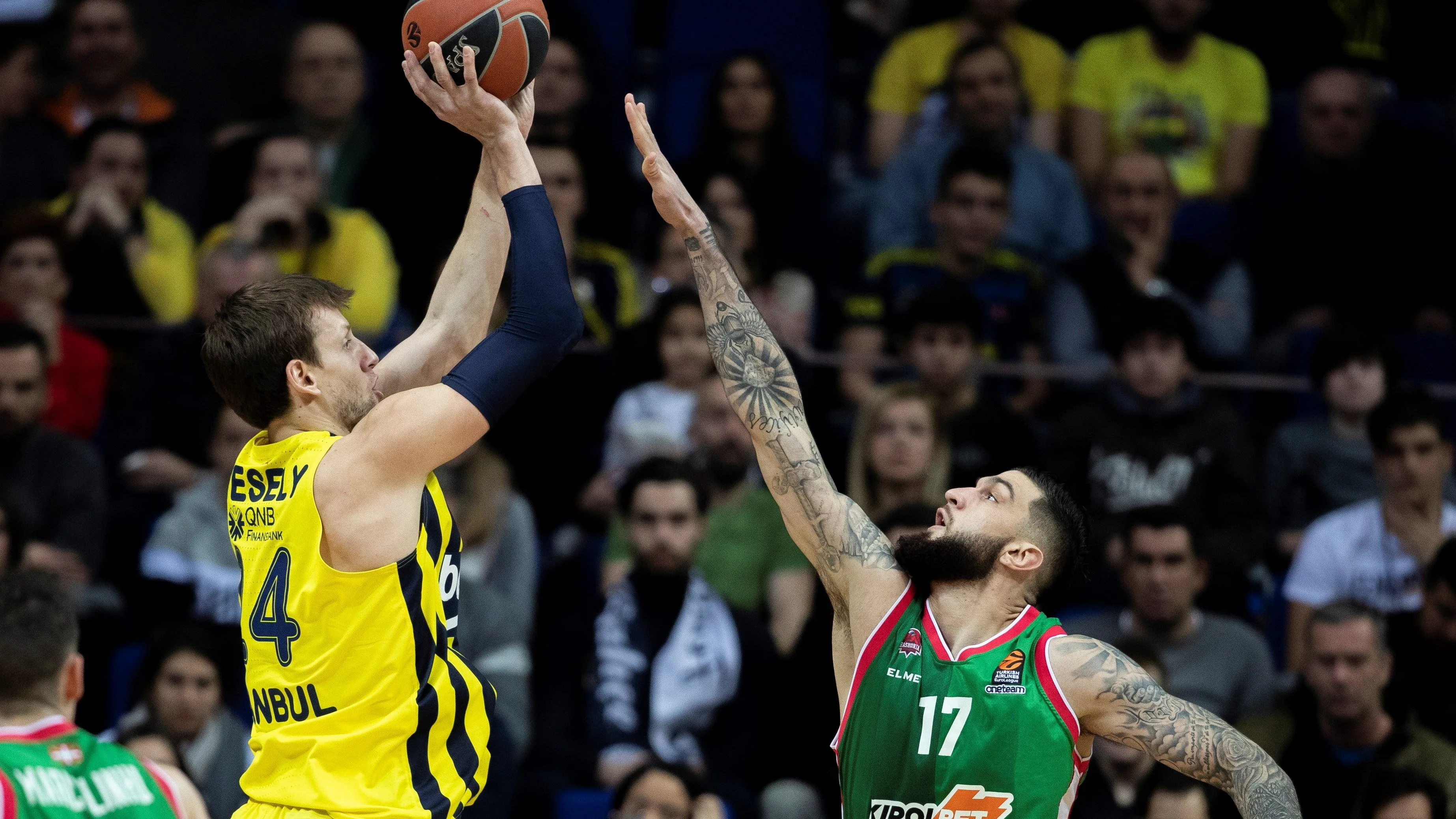 Poirier intenta anotar ante la defensa de Vesely