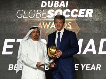 Miguel Ángel Gil Marín, CEO del Atlético de Madrid, recogiendo el premio a Mejor Club del año Miguel Ángel Gil Marín, CEO del Atlético de Madrid, recogiendo el premio a Mejor Club del año