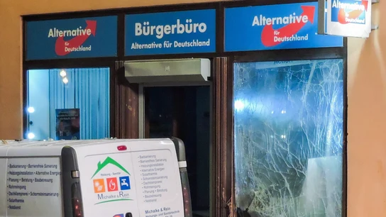 Un especialista recoge información frente a la oficina del partido Alternativa para Alemania en Doebeln, Sajonia (Alemania). Un especialista recoge información frente a la oficina del partido Alternativa para Alemania en Doebeln, Sajonia (Alemania).