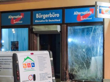 Un especialista recoge información frente a la oficina del partido Alternativa para Alemania en Doebeln, Sajonia (Alemania). Un especialista recoge información frente a la oficina del partido Alternativa para Alemania en Doebeln, Sajonia (Alemania).