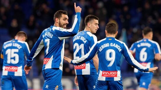 Borja Iglesias celebra junto a sus compa&ntilde;eros su gol con el Espanyol