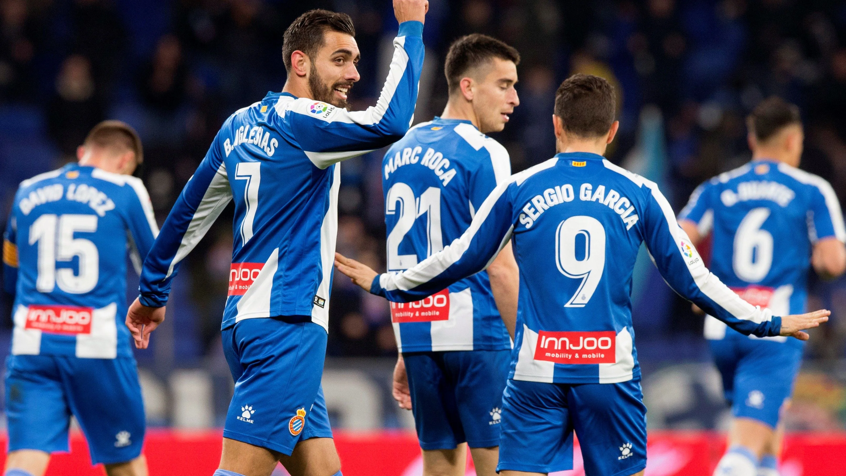 Borja Iglesias celebra junto a sus compañeros su gol con el Espanyol