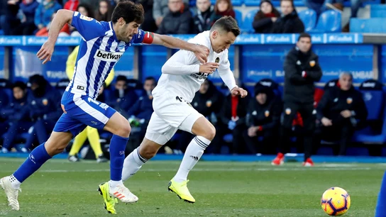 Manu García pelea el balón con Cheryshev Manu García pelea el balón con Cheryshev