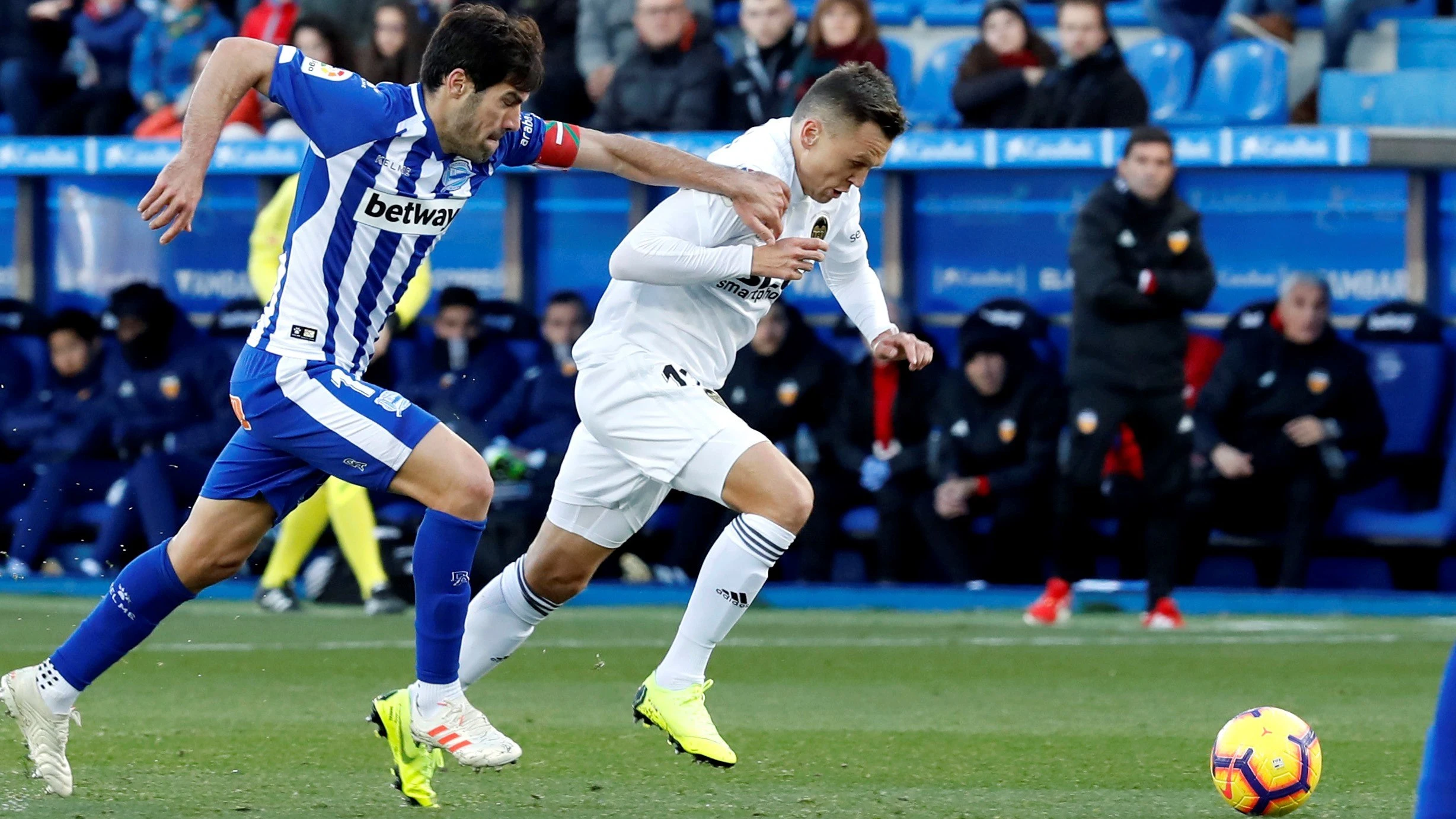 Manu García pelea el balón con Cheryshev