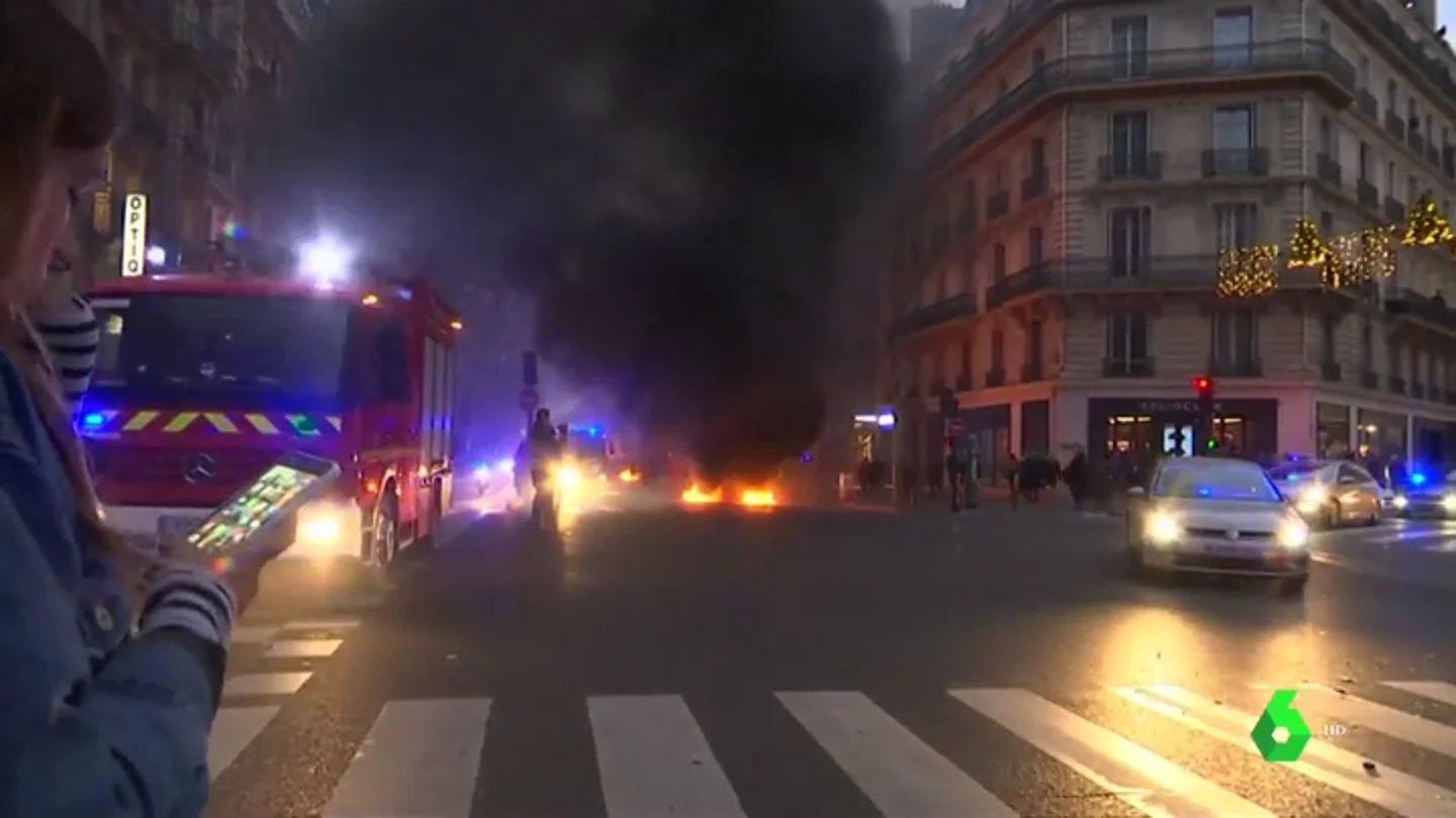 Evacuado el portavoz del Gobierno francés por un ataque de los 'chalecos amarillos' Evacuado el portavoz del Gobierno francés por un ataque de los 'chalecos amarillos'