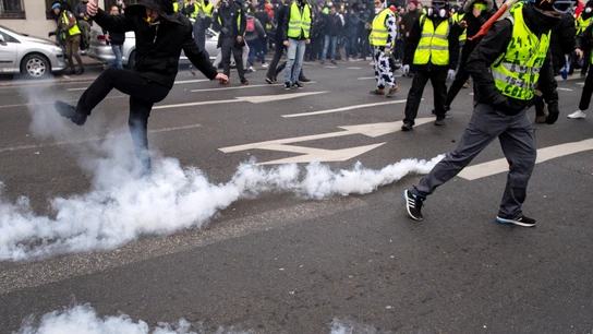 Varios "chalecos amarillos equivan botes de humo lanzados durante la protesta que hoy ha vuelto a recorrer las calles de París Varios "chalecos amarillos equivan botes de humo lanzados durante la protesta que hoy ha vuelto a recorrer las calles de París