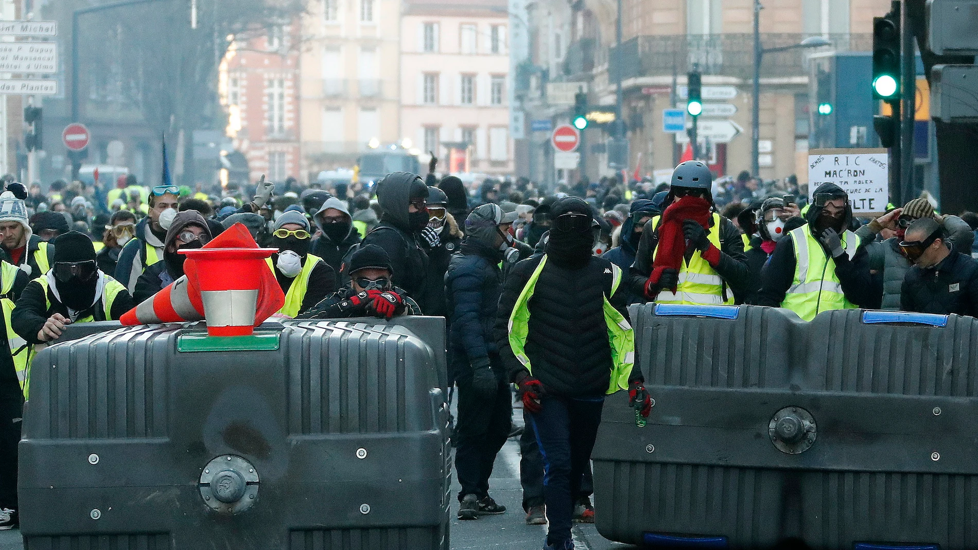 Enfrentamiento entre los agentes y los 'chalecos amarillos' en Toulouse
