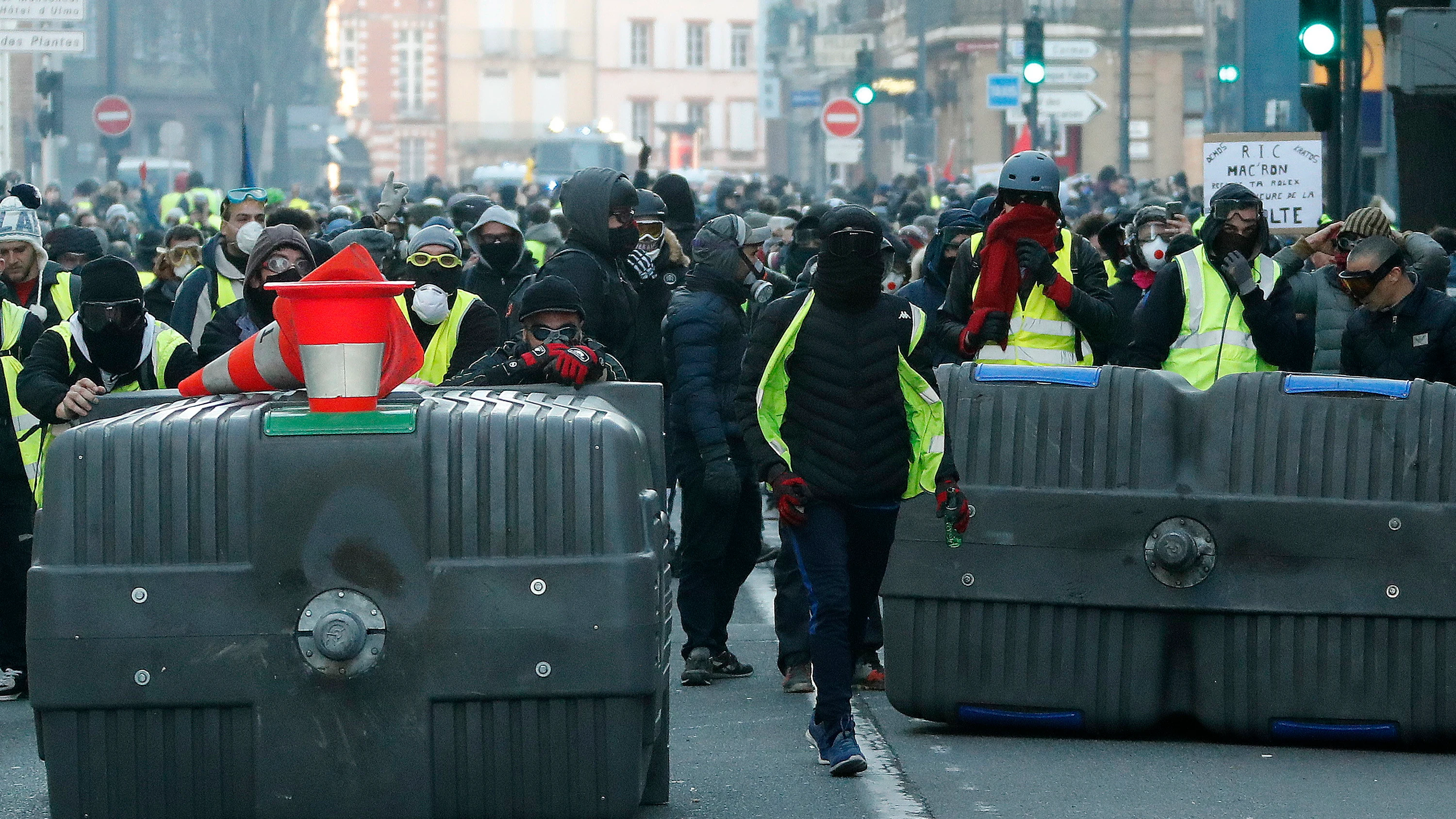 Enfrentamiento entre los agentes y los 'chalecos amarillos' en Toulouse