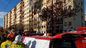 Bomberos trabajan en la extinción del incendio