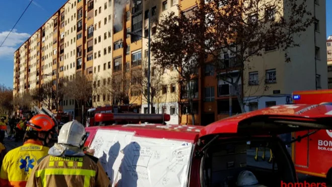 Bomberos trabajan en la extinción del incendio