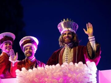 El rey Gaspar saluda durante la tradicional Cabalgata de los Reyes Magos El rey Gaspar saluda durante la tradicional Cabalgata de los Reyes Magos