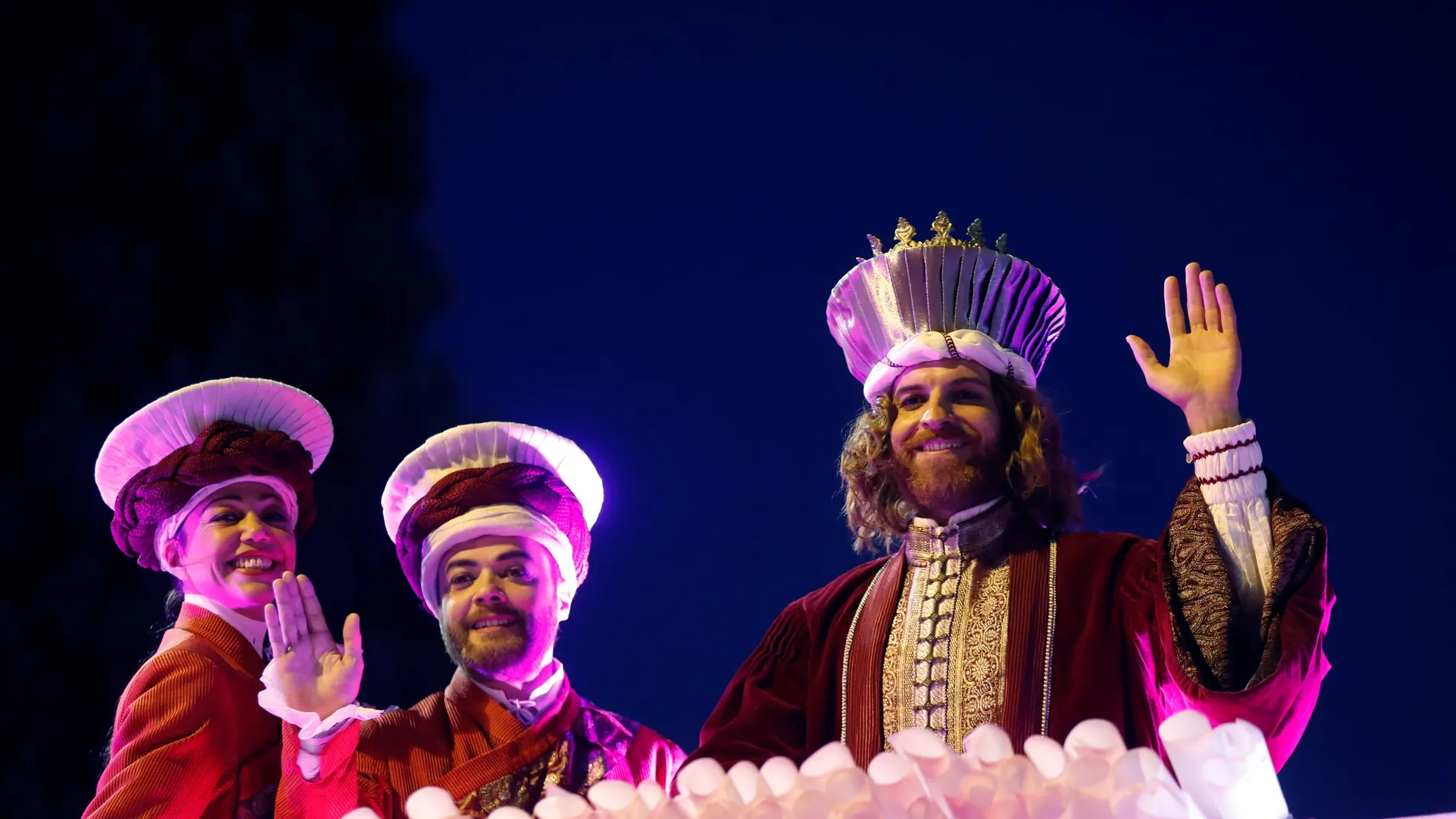 El rey Gaspar saluda durante la tradicional Cabalgata de los Reyes Magos
