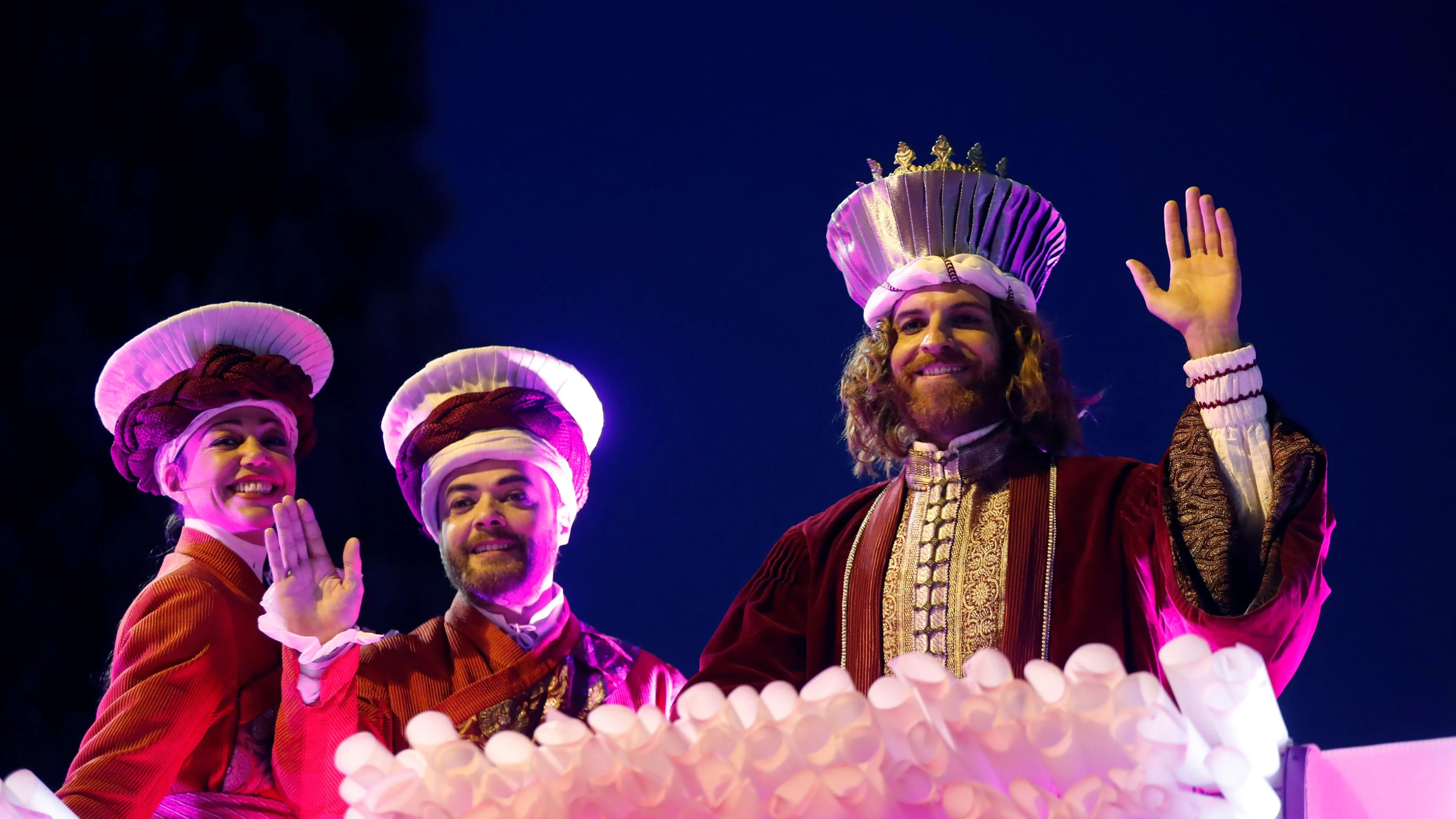 El rey Gaspar saluda durante la tradicional Cabalgata de los Reyes Magos