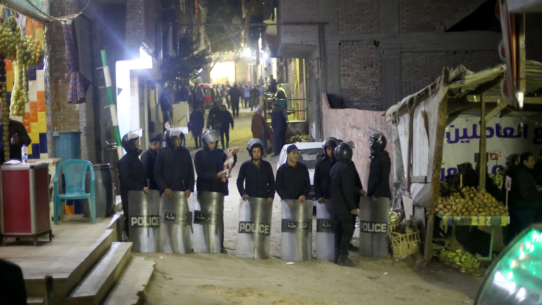 Las fuerzas de seguridad egipcias en el sitio donde un agente no pudo desactivar una bomba