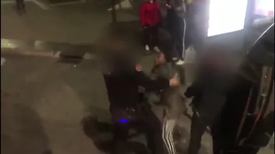 REEMPLAZO | Nueva polémica racista en Madrid: la Policía saca a empujones a una mujer negra con su hijo por "exceso de aforo" en un autobús REEMPLAZO | Nueva polémica racista en Madrid: la Policía saca a empujones a una mujer negra con su hijo por "exceso de aforo" en un autobús