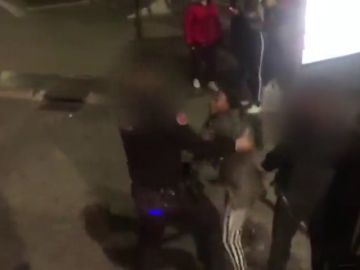 REEMPLAZO | Nueva polémica racista en Madrid: la Policía saca a empujones a una mujer negra con su hijo por &quot;exceso de aforo&quot; en un autobús