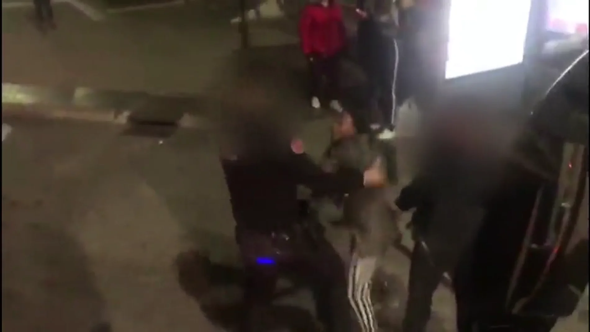 REEMPLAZO | Nueva polémica racista en Madrid: la Policía saca a empujones a una mujer negra con su hijo por "exceso de aforo" en un autobús