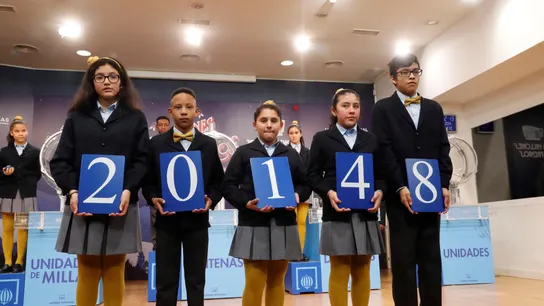 Los niños de San Ildefonso muestran el 20148, agraciado con el tercer premio del sorteo del Niño Los niños de San Ildefonso muestran el 20148, agraciado con el tercer premio del sorteo del Niño