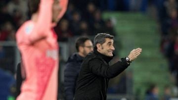 Ernesto Valverde da indicaciones en la banda