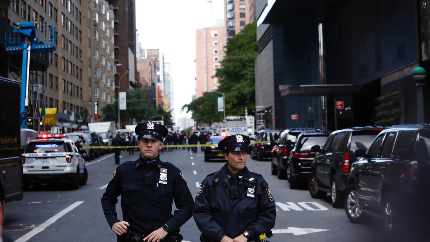 Varios policías acordonan una calle de Nueva York, en un operativo Varios policías acordonan una calle de Nueva York, en un operativo