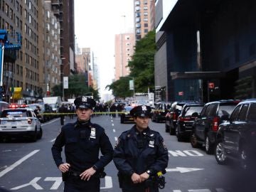 Varios policías acordonan una calle de Nueva York, en un operativo Varios policías acordonan una calle de Nueva York, en un operativo