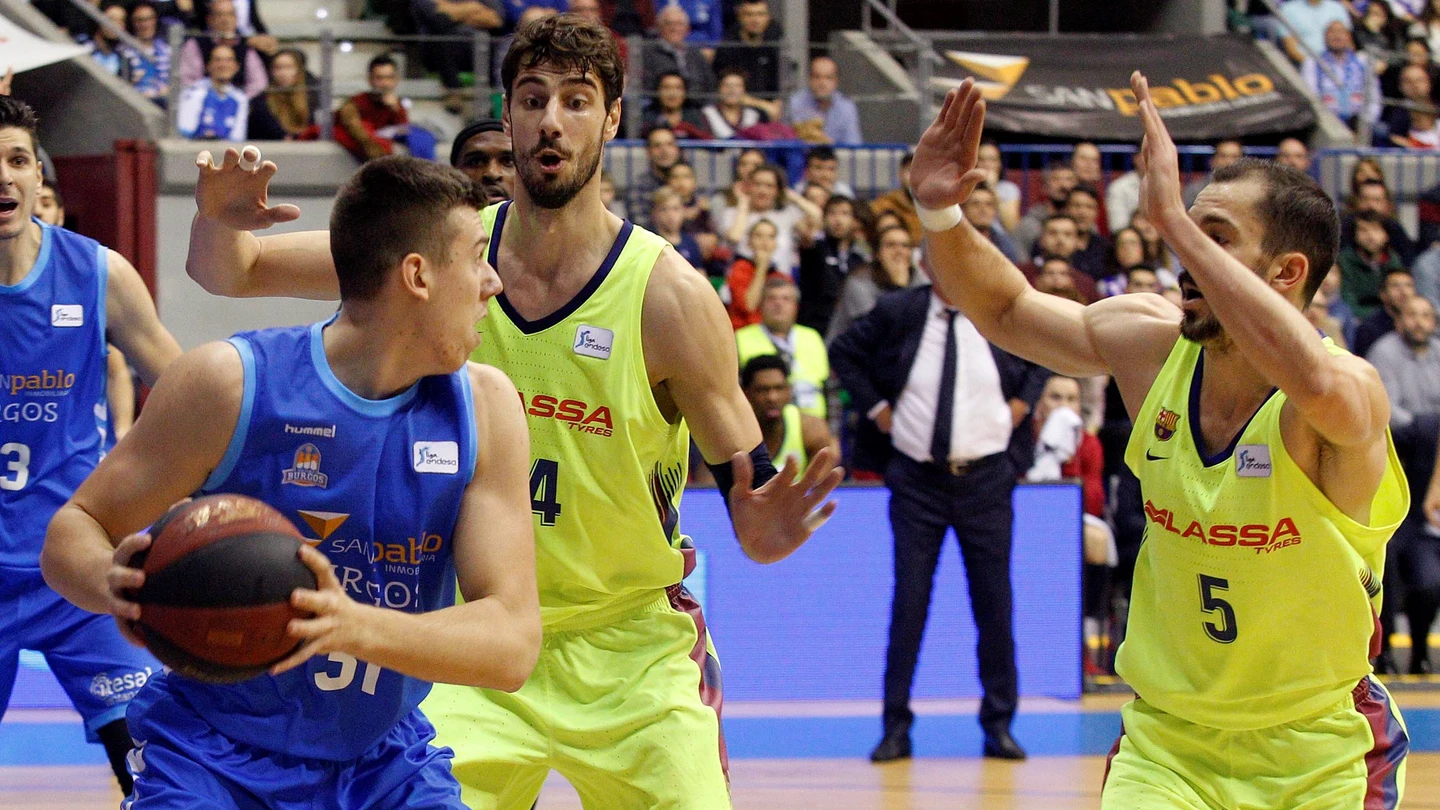 Ante Tomic defiende una acción ante el San Pablo Burgos Ante Tomic defiende una acción ante el San Pablo Burgos