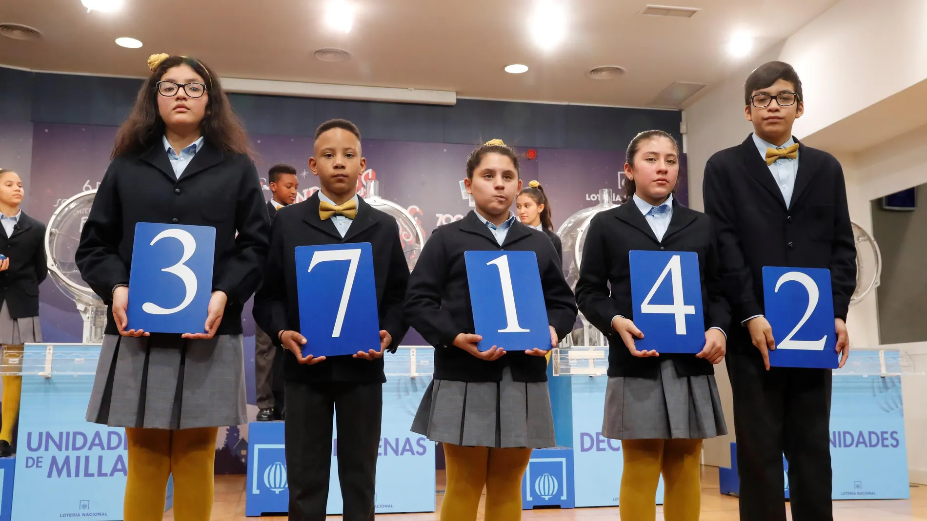 Los niños de San Ildefonso muestran el 37.142, primer premio del sorteo del Niño