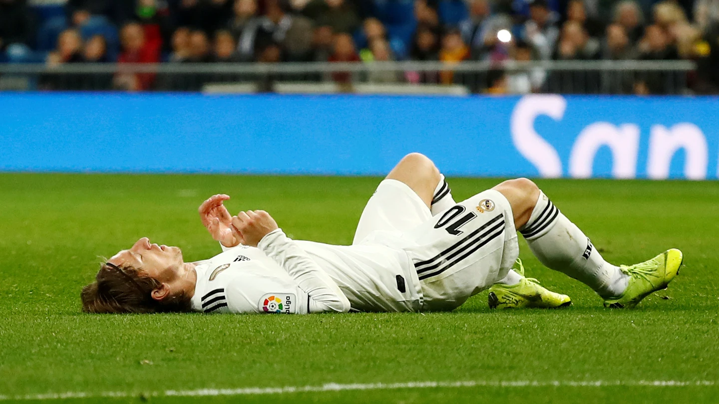 Luka Modric, tirado en el césped Luka Modric, tirado en el césped