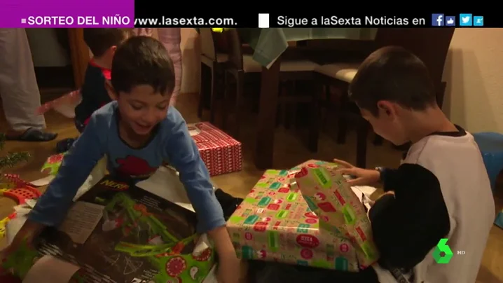 Los niños abren los regalos de los Reyes Magos