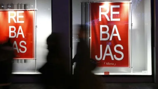 Imagen de un escaparate en rebajas rebajas 2018_643x397