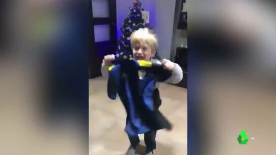 Felicidad en estado puro: la reacci&oacute;n de un ni&ntilde;o al recibir por Reyes una camiseta del C&aacute;diz
