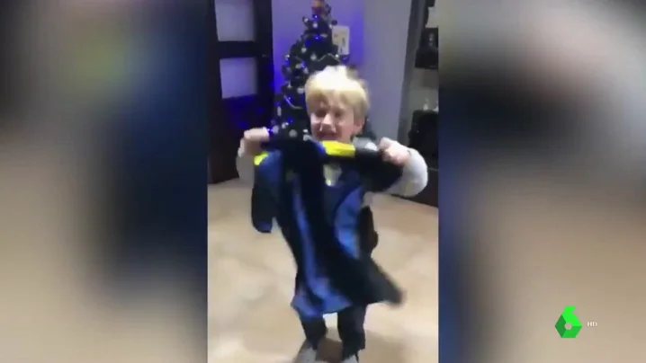 Felicidad en estado puro: la reacción de un niño al recibir por Reyes una camiseta del Cádiz