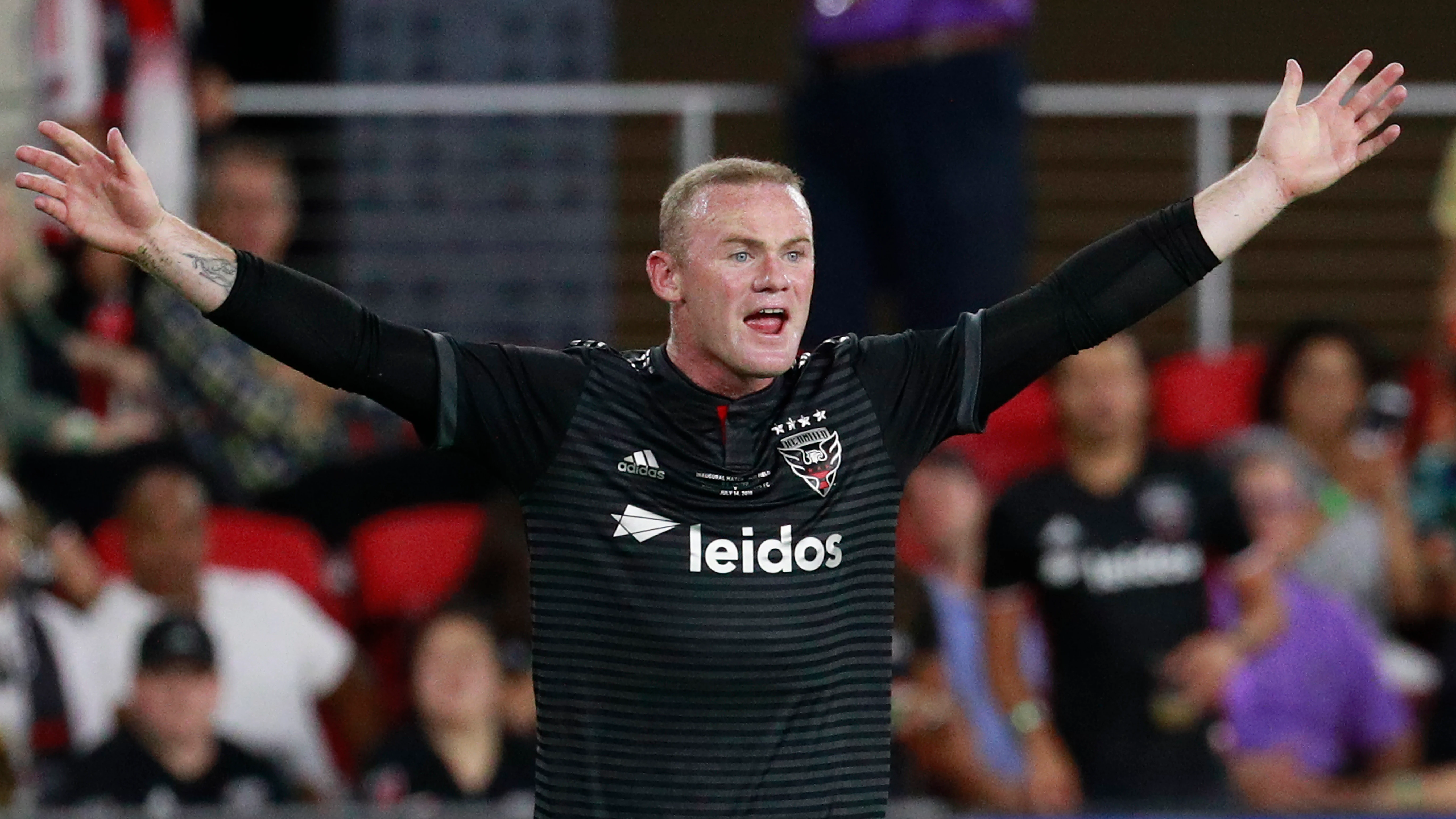 Rooney protesta una jugada en un partido con el DC United