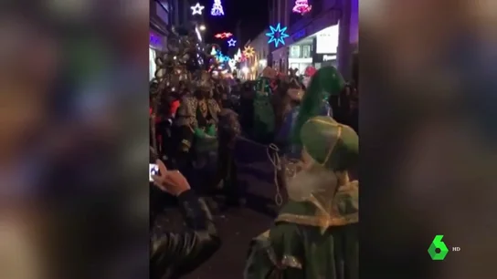 Un camello, exhausto, cae al suelo en plena cabalgata Un camello, exhausto, cae al suelo en plena cabalgata