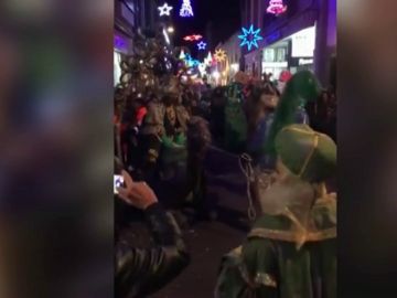 Un camello, exhausto, cae al suelo en plena cabalgata Un camello, exhausto, cae al suelo en plena cabalgata