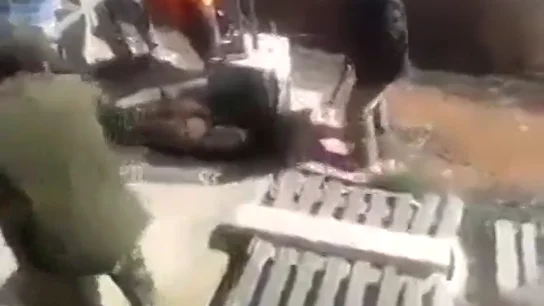 Un grupo de cazadores graba cómo deja en libertad a un zorro para acribillarlo a tiros mientras intenta huír Un grupo de cazadores graba cómo deja en libertad a un zorro para acribillarlo a tiros mientras intenta huír