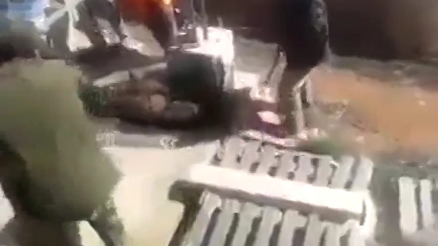 Un grupo de cazadores graba cómo deja en libertad a un zorro para acribillarlo a tiros mientras intenta huír Un grupo de cazadores graba cómo deja en libertad a un zorro para acribillarlo a tiros mientras intenta huír