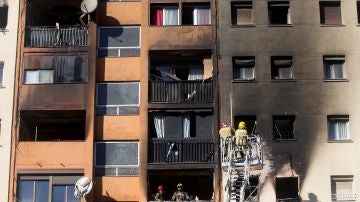 Incendio en un edificio de diez plantas en Badalona