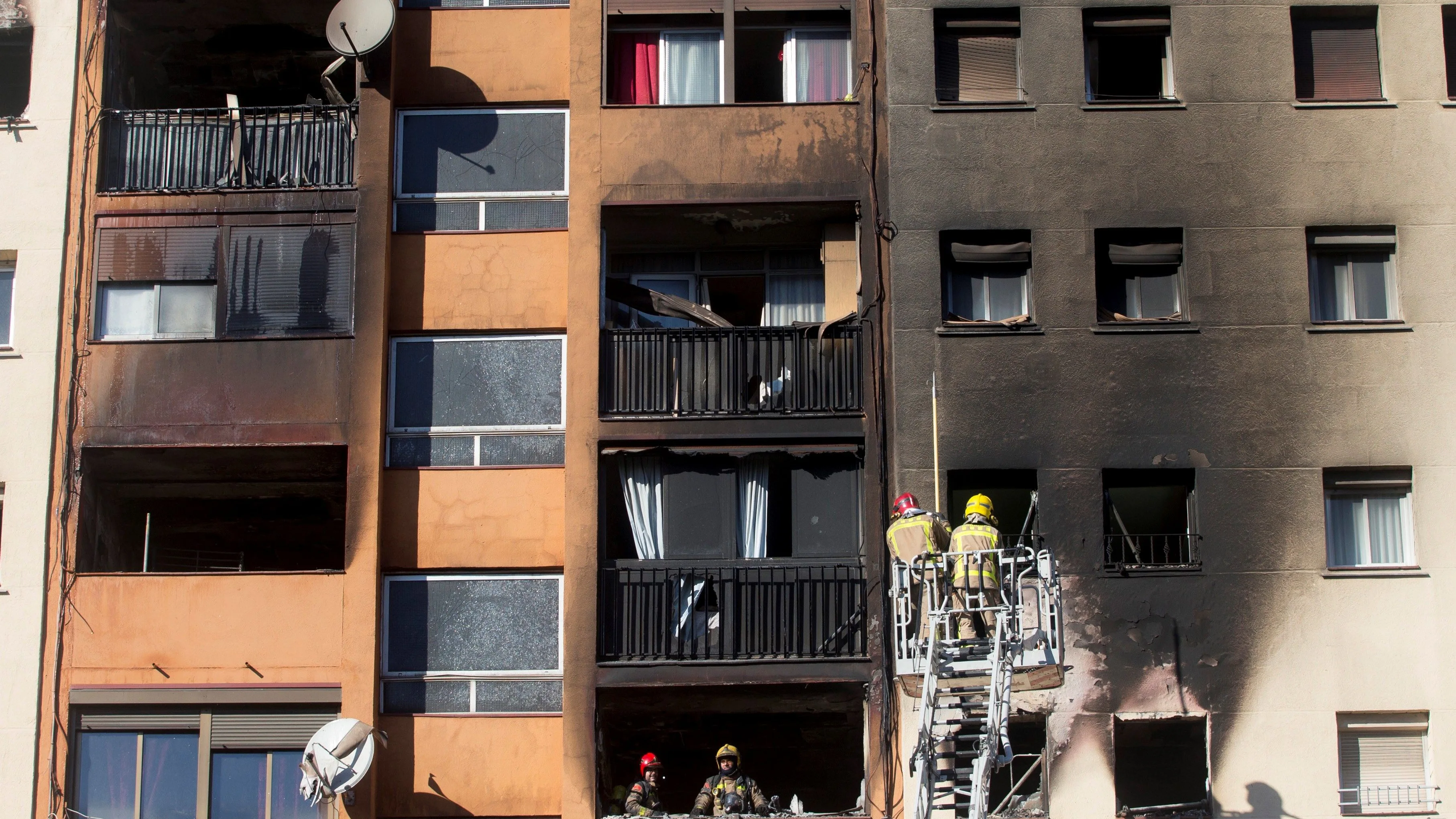 Incendio en un edificio de diez plantas en Badalona