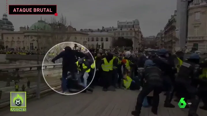 La brutal agresión de un exboxeador a un policía para defender a los 'chalecos amarillos'