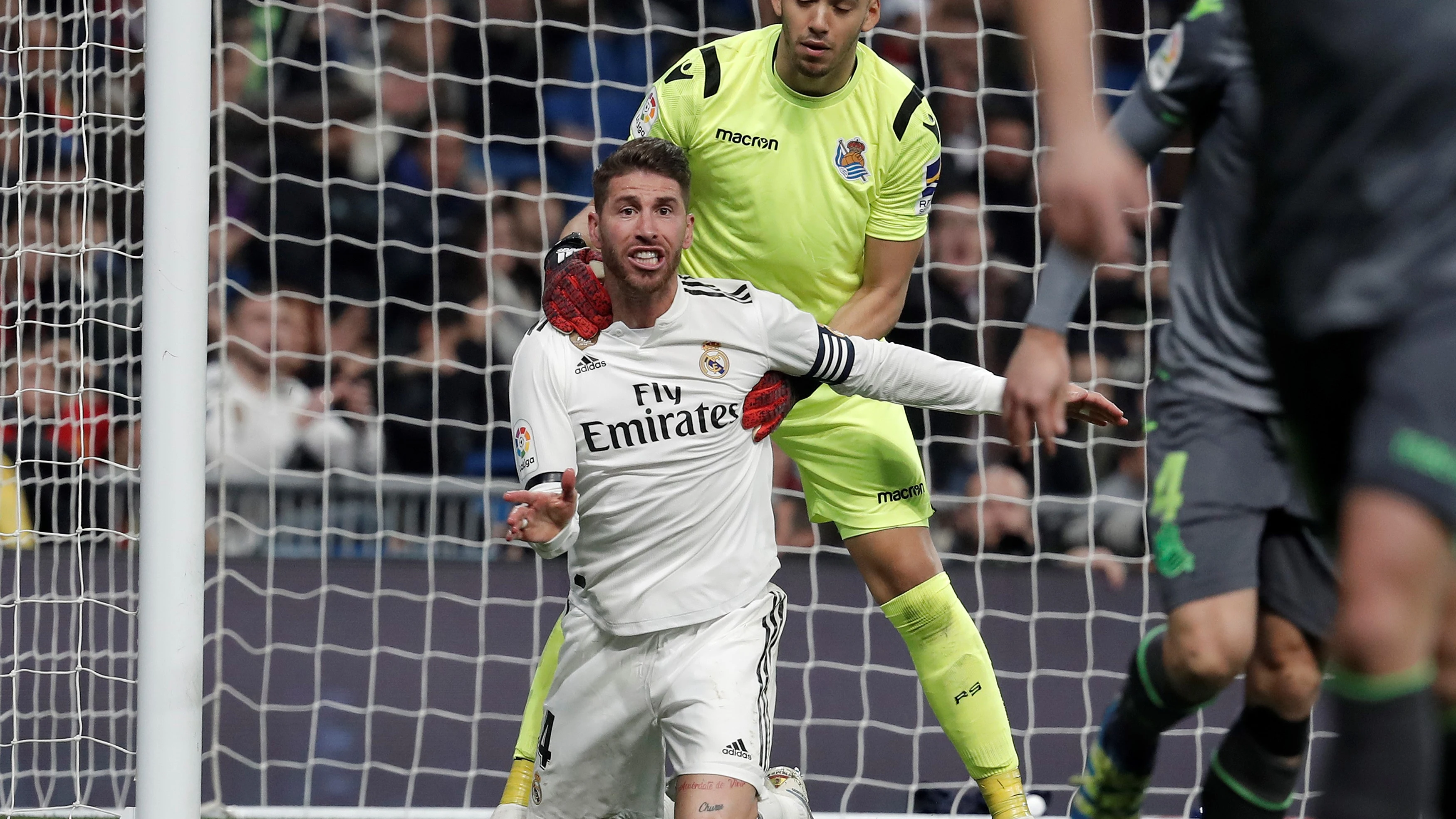 Sergio Ramos protesta una acción en el partido contra la Real Sociedad