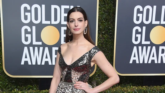 Anne Hathaway ALFOMBRA ROJA DE LOS GLOBOS DE ORO 2019