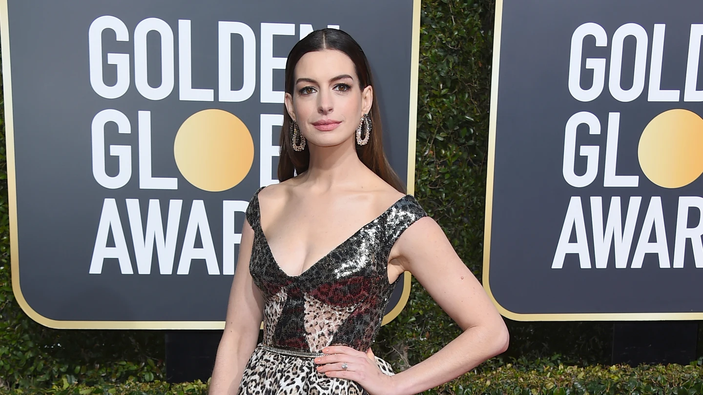 Anne Hathaway ALFOMBRA ROJA DE LOS GLOBOS DE ORO 2019