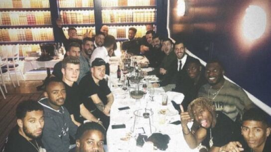 Wayne Hennessey, haciendo el saludo nazi al fondo de la imagen