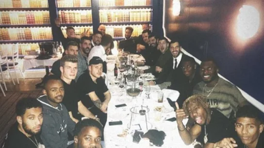 Wayne Hennessey, haciendo el saludo nazi al fondo de la imagen Wayne Hennessey, haciendo el saludo nazi al fondo de la imagen